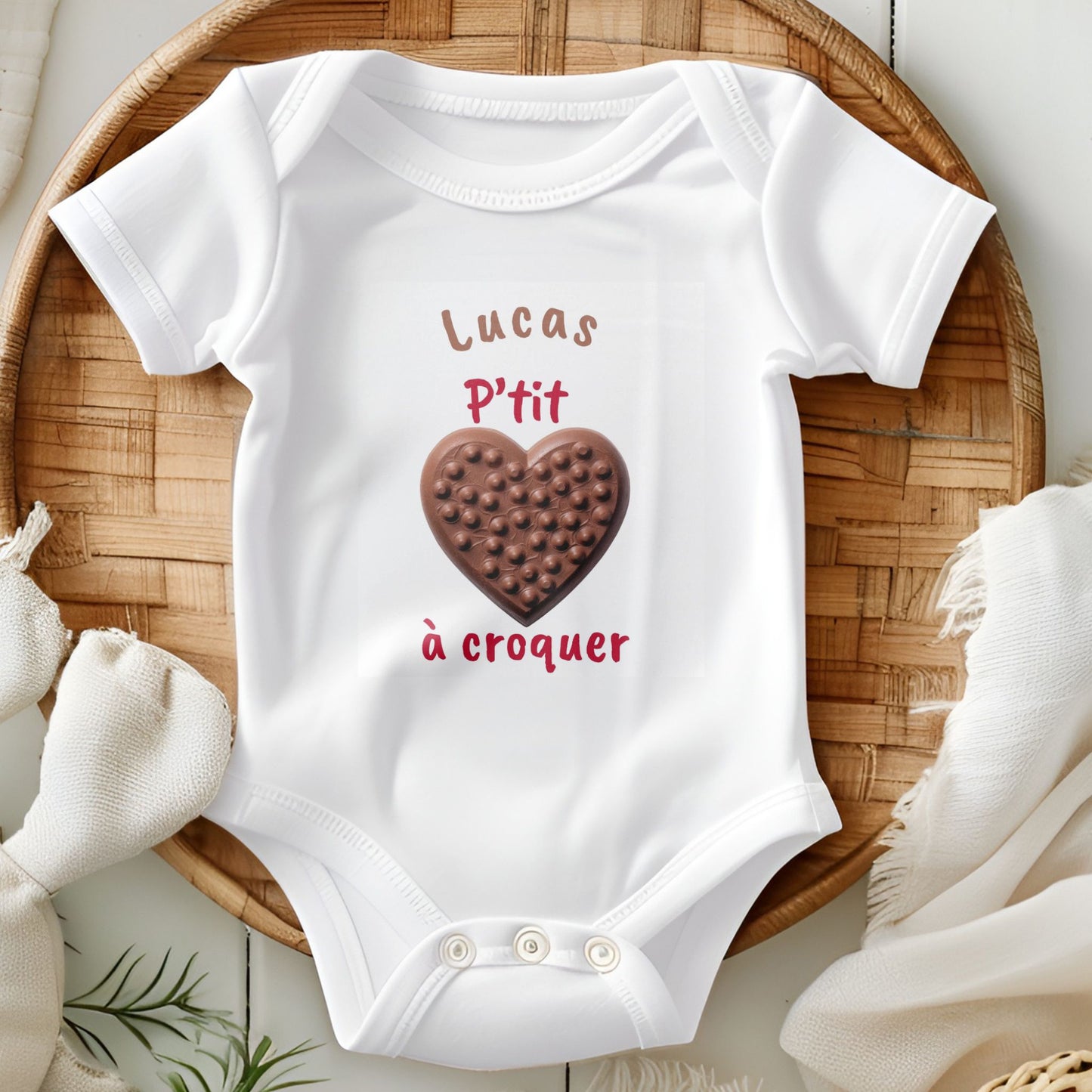 Body blanc avec cĆur en chocolat, texte mignon et prĂ©nom personnalisĂ©.