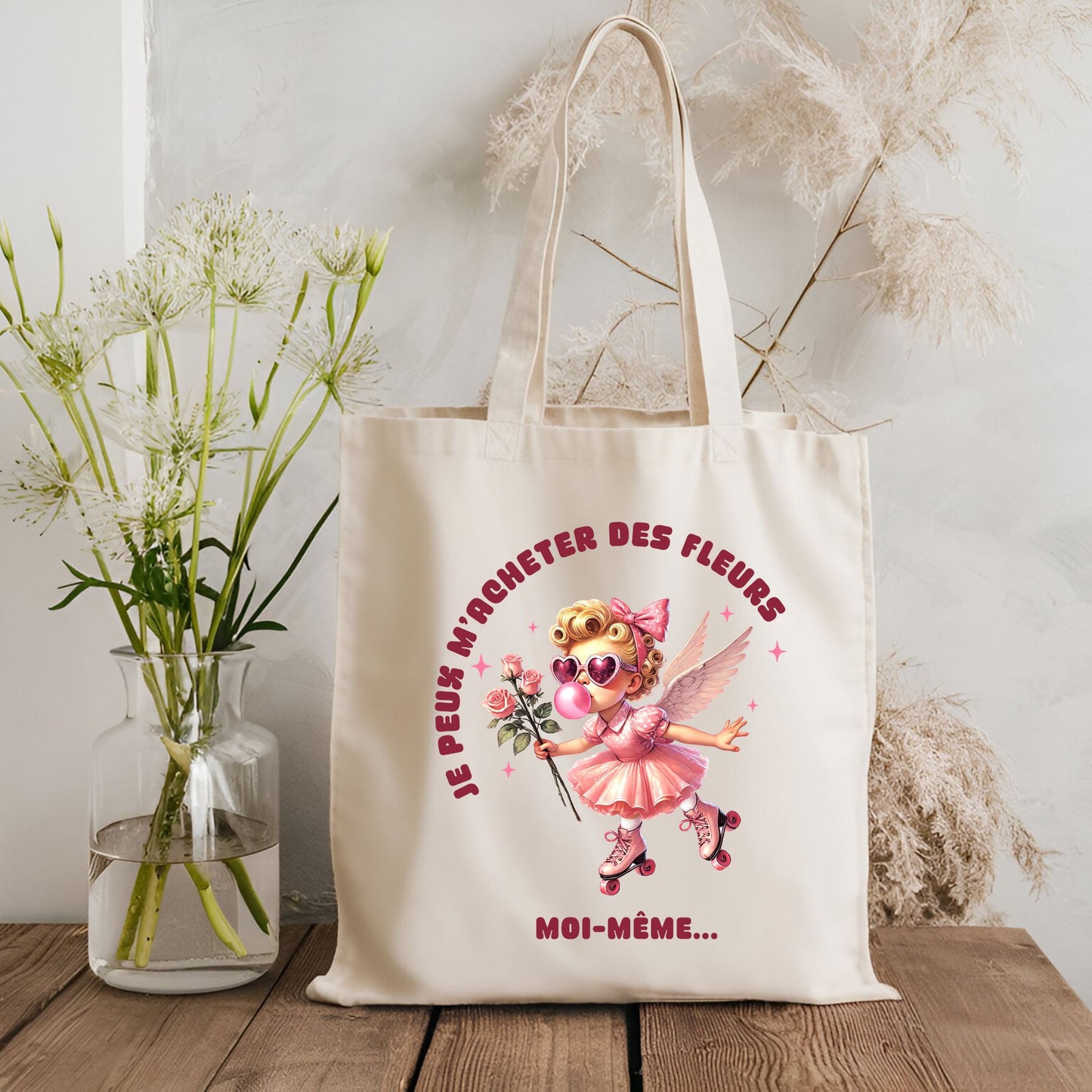 Gros plan sur l'illustration originale d'une pin-up ange rock en patins, imprimée sur un sac cabas en coton.