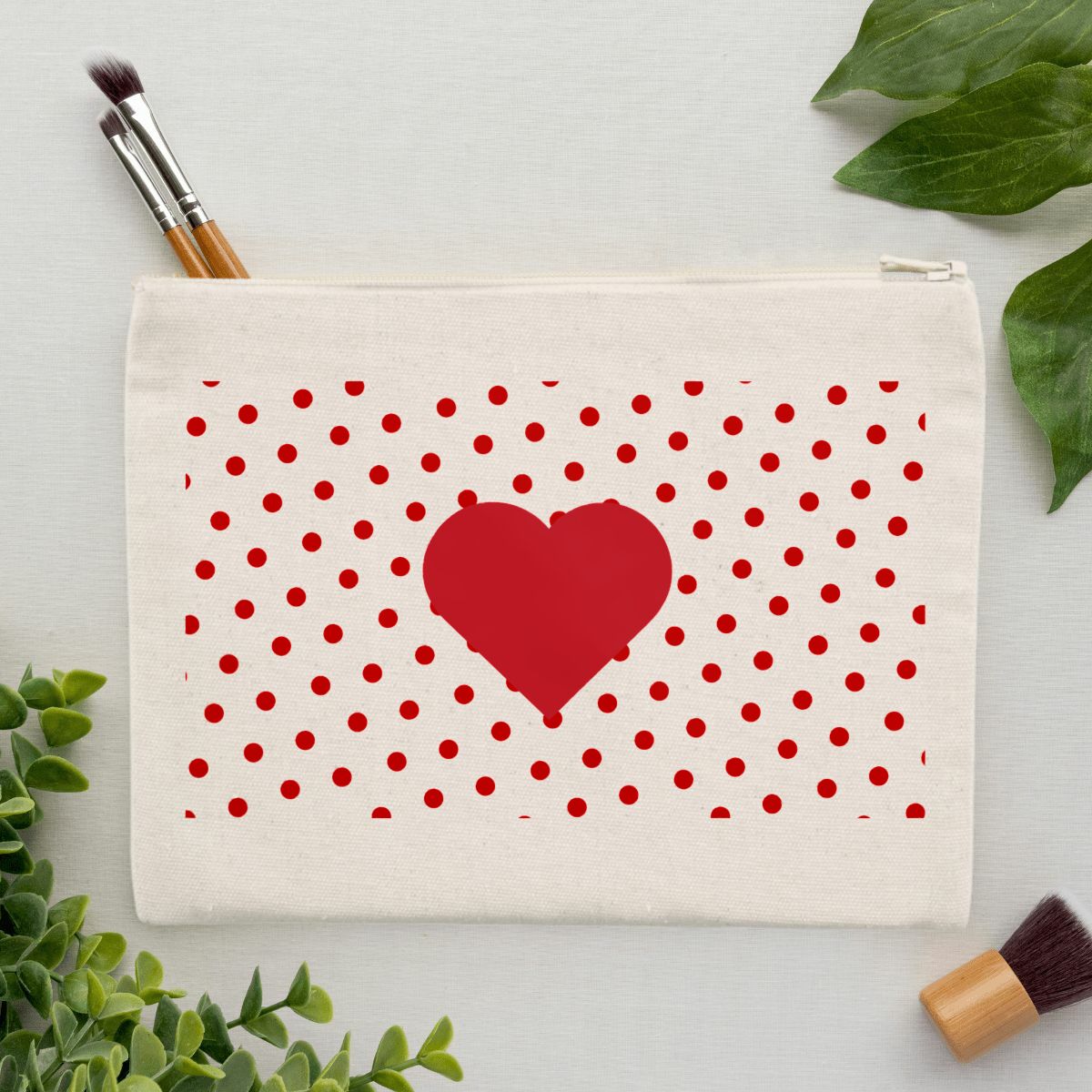Pochette en coton recyclé avec un cœur rouge, design écoresponsable