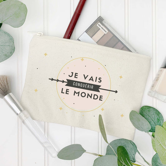 Pochette femme "Je vais conquérir le monde" en coton naturel, idéale pour les femmes modernes et ambitieuses.