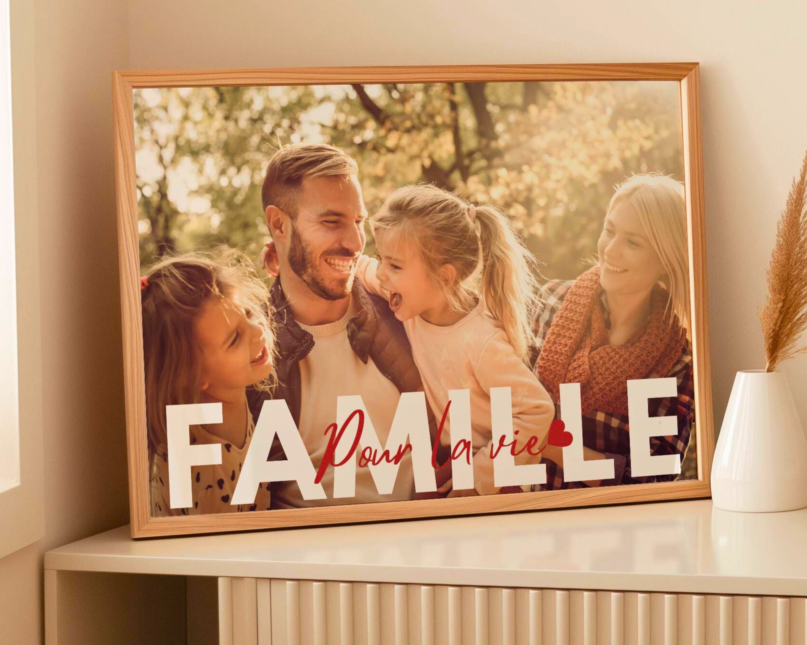Affiche famille personnalisée avec photo dans un salon, idée cadeau famille et décoration murale chaleureuse