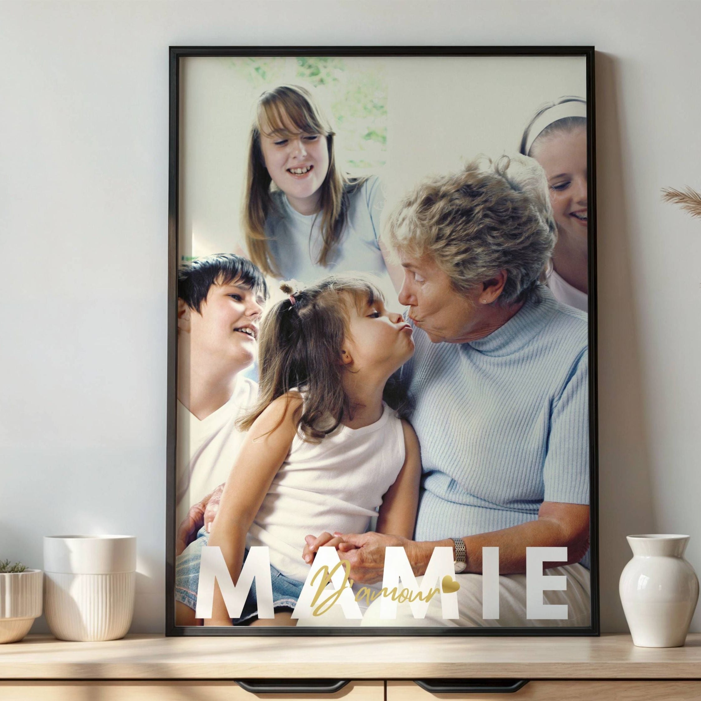 Affiche Mamie d’amour personnalisée en décoration murale dans un salon, idée cadeau mamie élégante et intemporelle