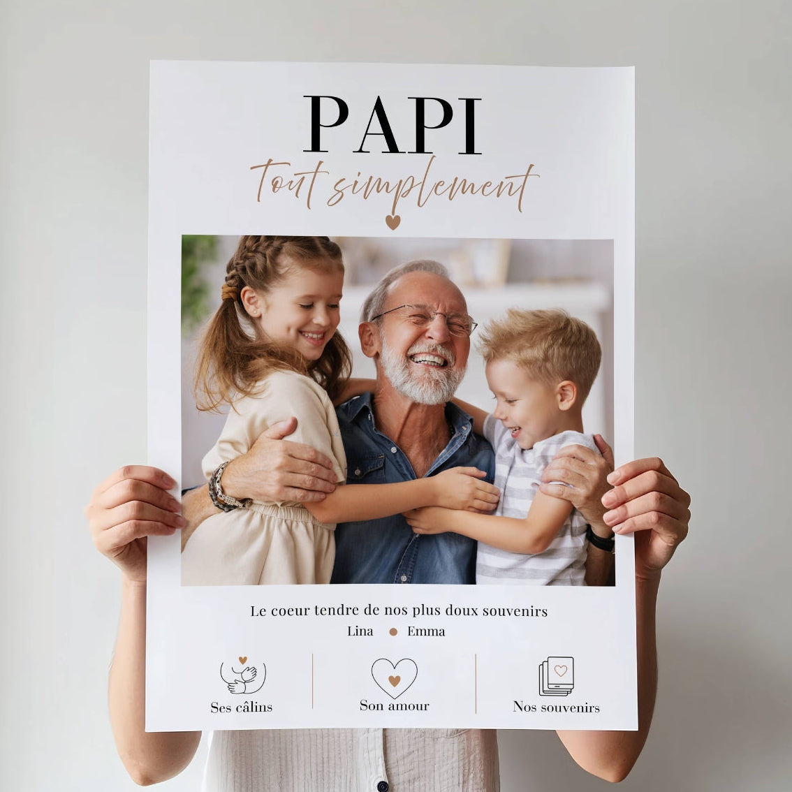 Affiche Papi tout simplement personnalisée avec photo de grand-père et ses petits-enfants, présentée à la main sans cadre.