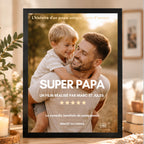 Affiche cinéma personnalisée Super Papa avec photo d’un père et de sa fille dans un cadre noir, mise en scène chaleureuse avec fleurs et cadeau, maquette avant impression.