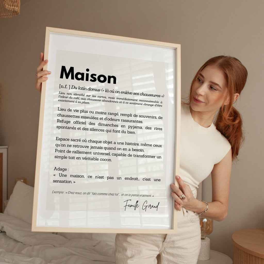 Affiche Maison personnalisée encadrée dans un intérieur chaleureux, décoration murale pleine de sens