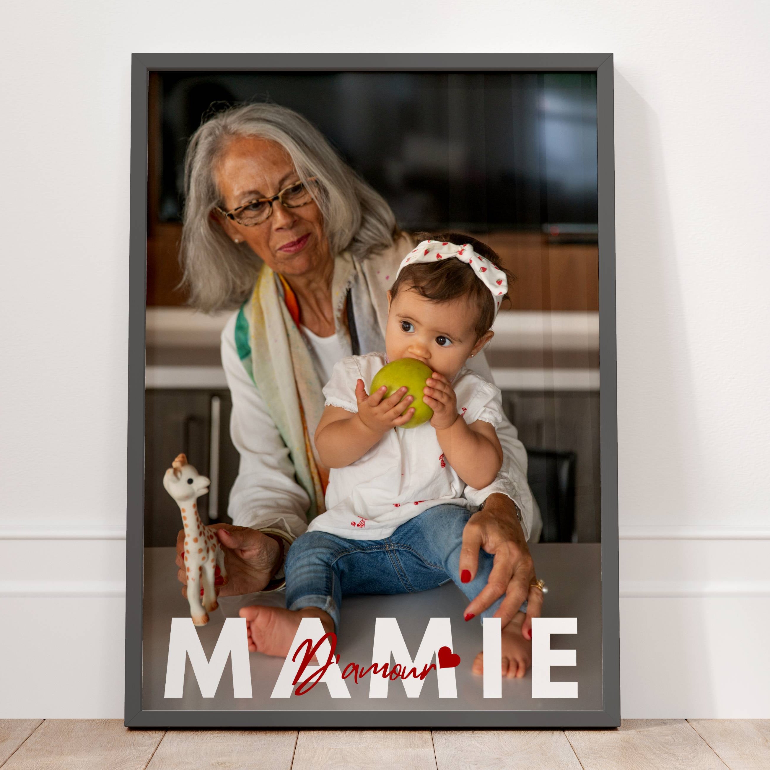 Affiche photo Mamie personnalisée mettant en valeur le lien entre une mamie et son petit-enfant.