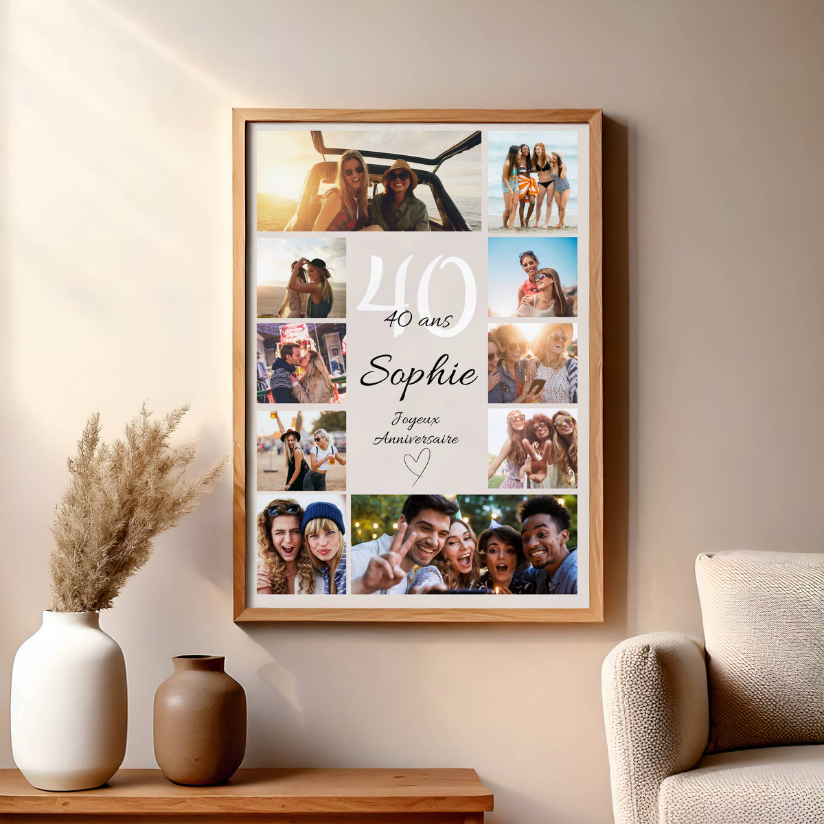 Affiche anniversaire 40 ans personnalisée avec photos et prénom accrochée au mur dans un cadre en bois, près d’une femme.