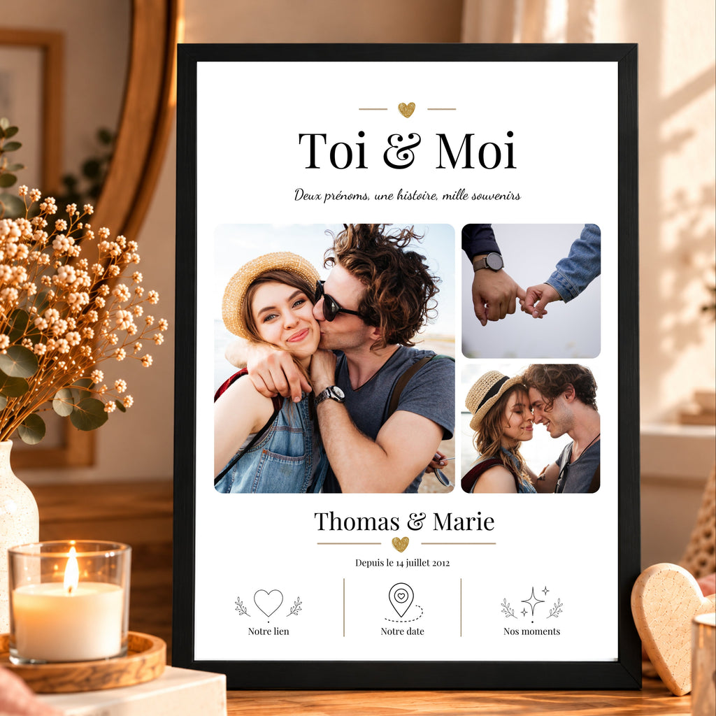 Affiche photo de couple personnalisée Toi & Moi dans un cadre noir, posée sur un meuble dans un intérieur chaleureux.