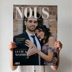 Affiche magazine NOUS personnalisée avec photo de couple, prénoms et textes sur mesure, tenue dans les mains