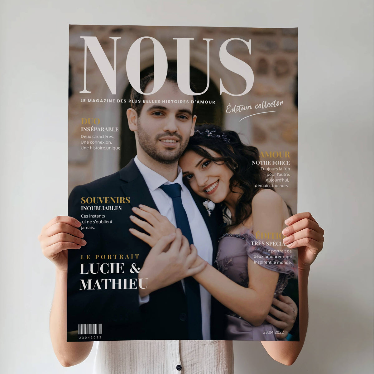 Affiche magazine NOUS personnalisée avec photo de couple, prénoms et textes sur mesure, tenue dans les mains