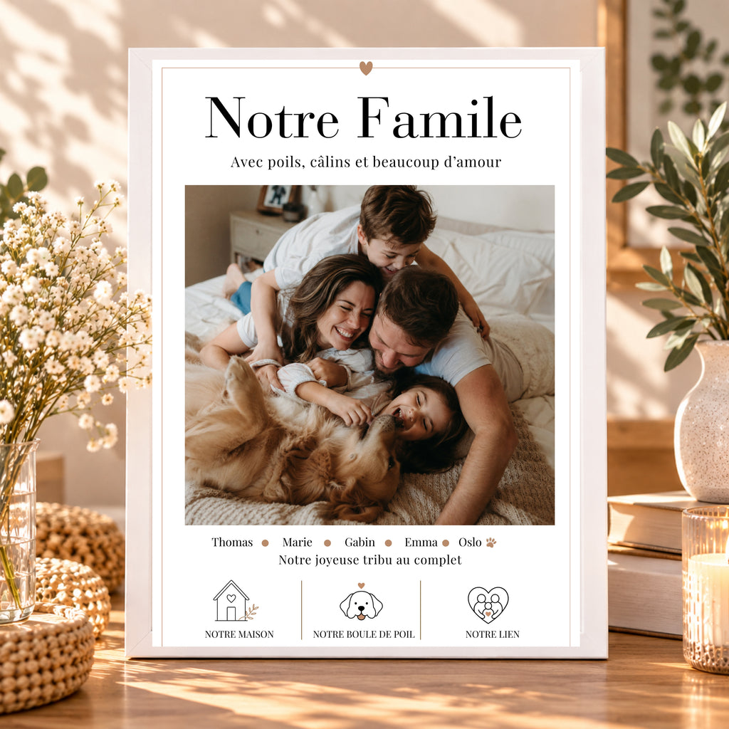 Affiche souvenir de famille avec photo et prénoms personnalisés, encadrée en blanc dans un intérieur lumineux