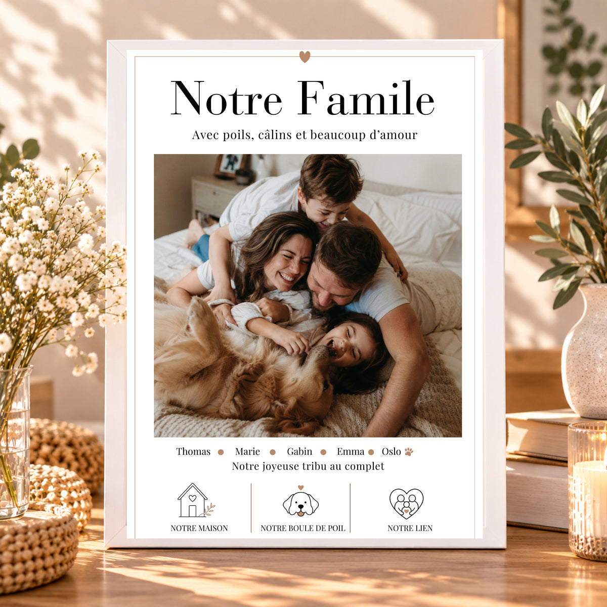 Affiche souvenir de famille avec photo et prénoms personnalisés, encadrée en blanc dans un intérieur lumineux