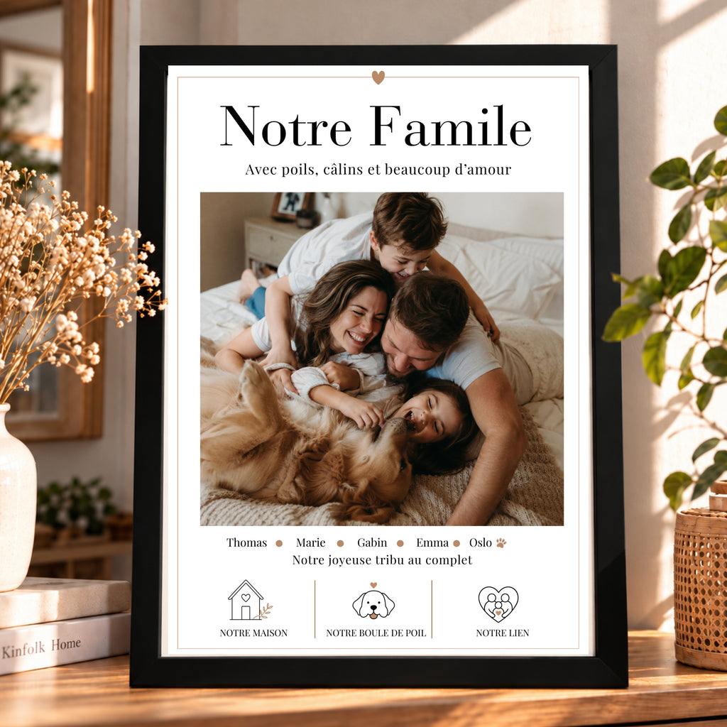 Affiche photo de famille personnalisée avec prénoms, présentée dans un cadre noir au sein d'une décoration chaleureuse
