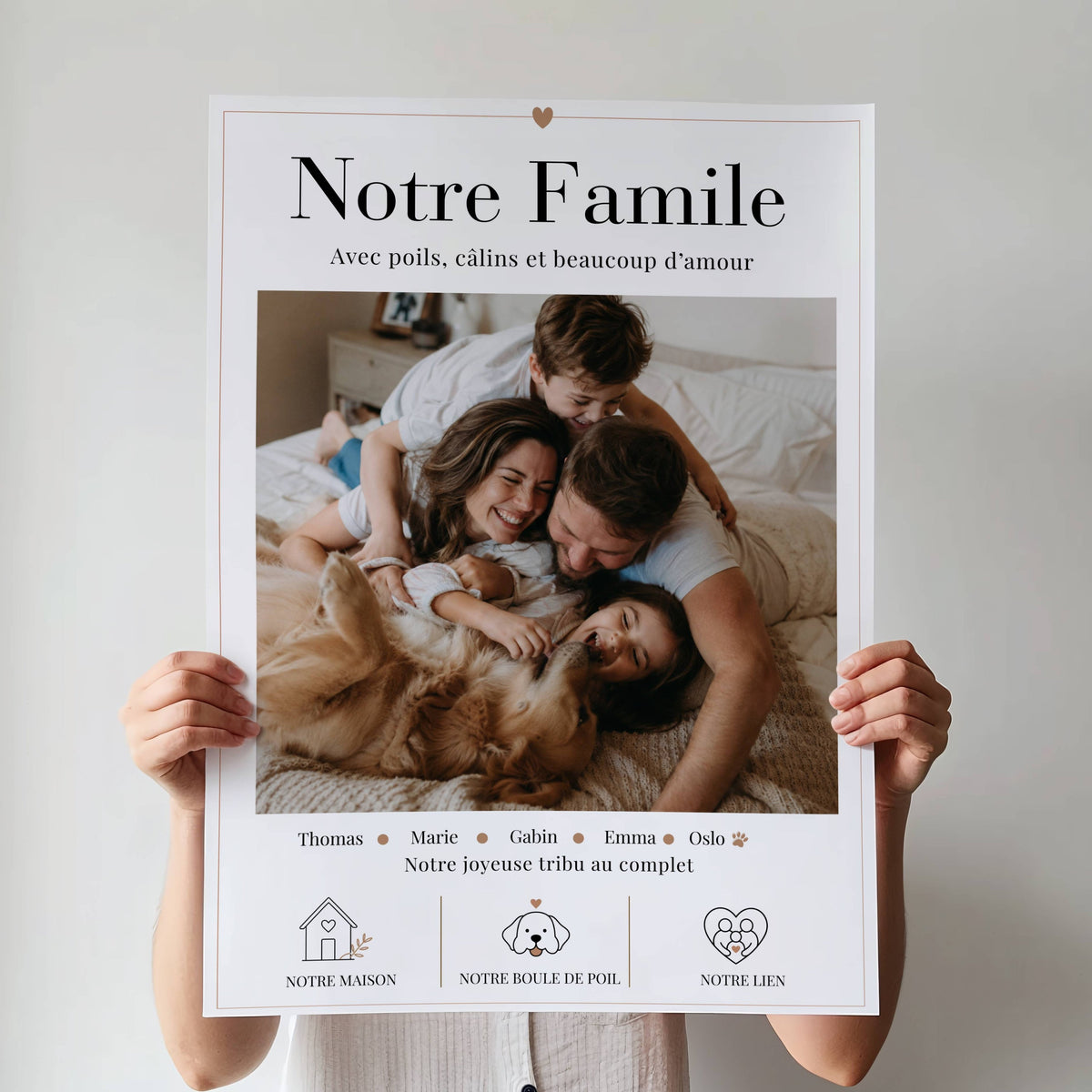 Affiche famille personnalisée avec photo, prénoms des membres de la famille et animal de compagnie, présentée sans cadre