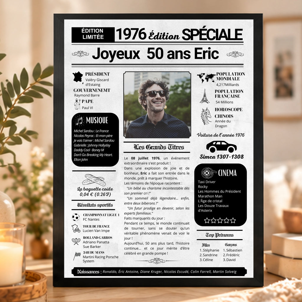 Journal anniversaire personnalisé pour les 50 ans d'un homme, présenté dans un cadre noir sur un meuble en bois.