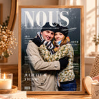 Affiche couple personnalisée NOUS avec photo , présentée dans un cadre en bois clair sur un meuble