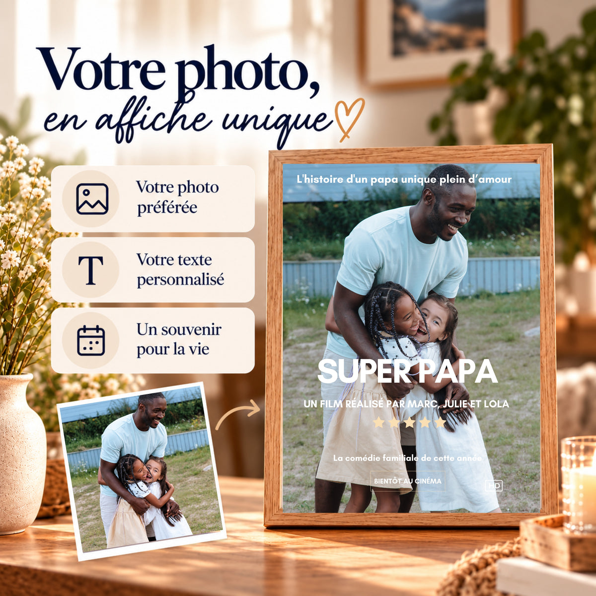 Affiche cinéma personnalisée Super Papa avec photo de famille, titre et texte au choix, présentée dans un cadre en bois clair avec la photo originale à côté.