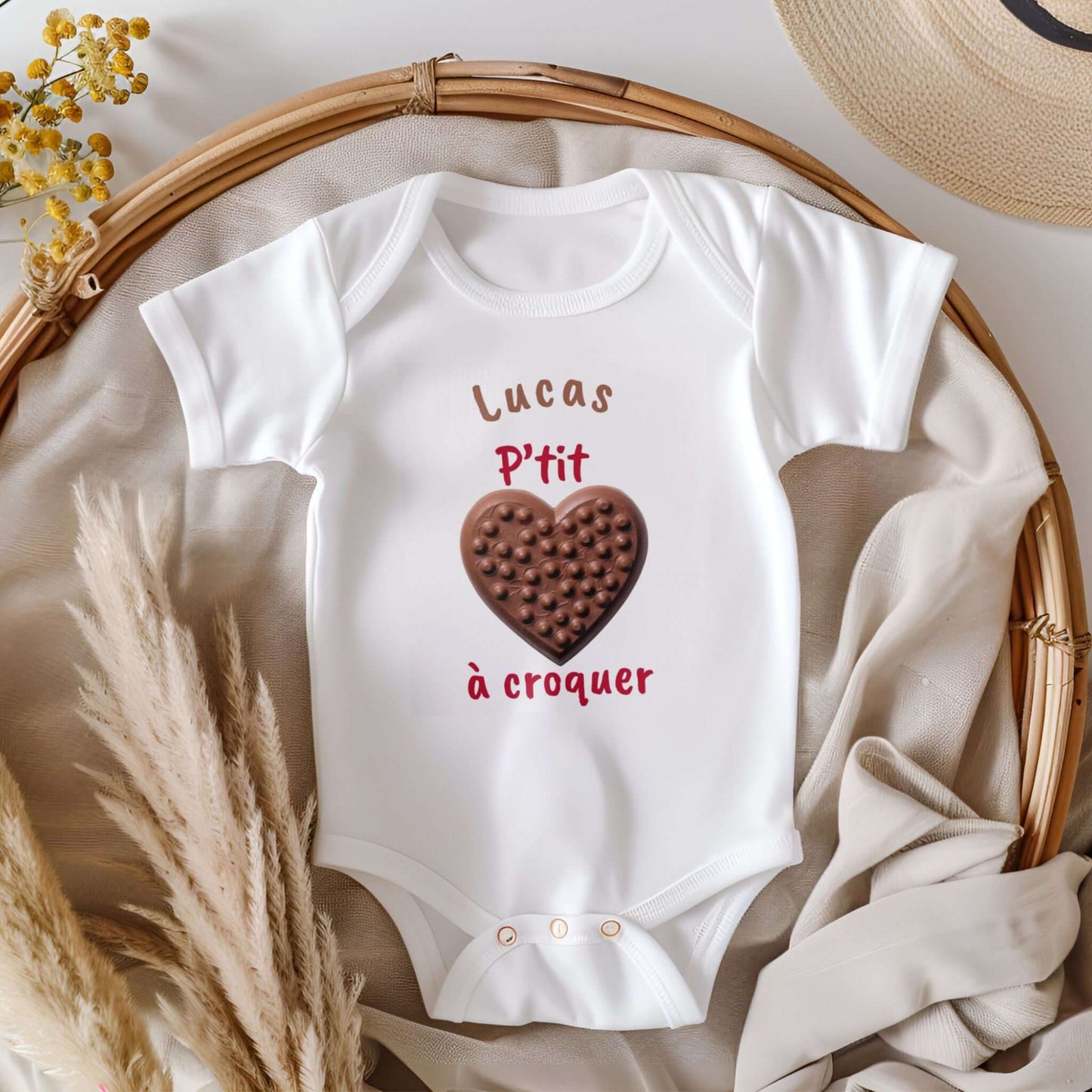 Body bébé blanc avec illustration d'un cœur en chocolat et prénom personnalisé.