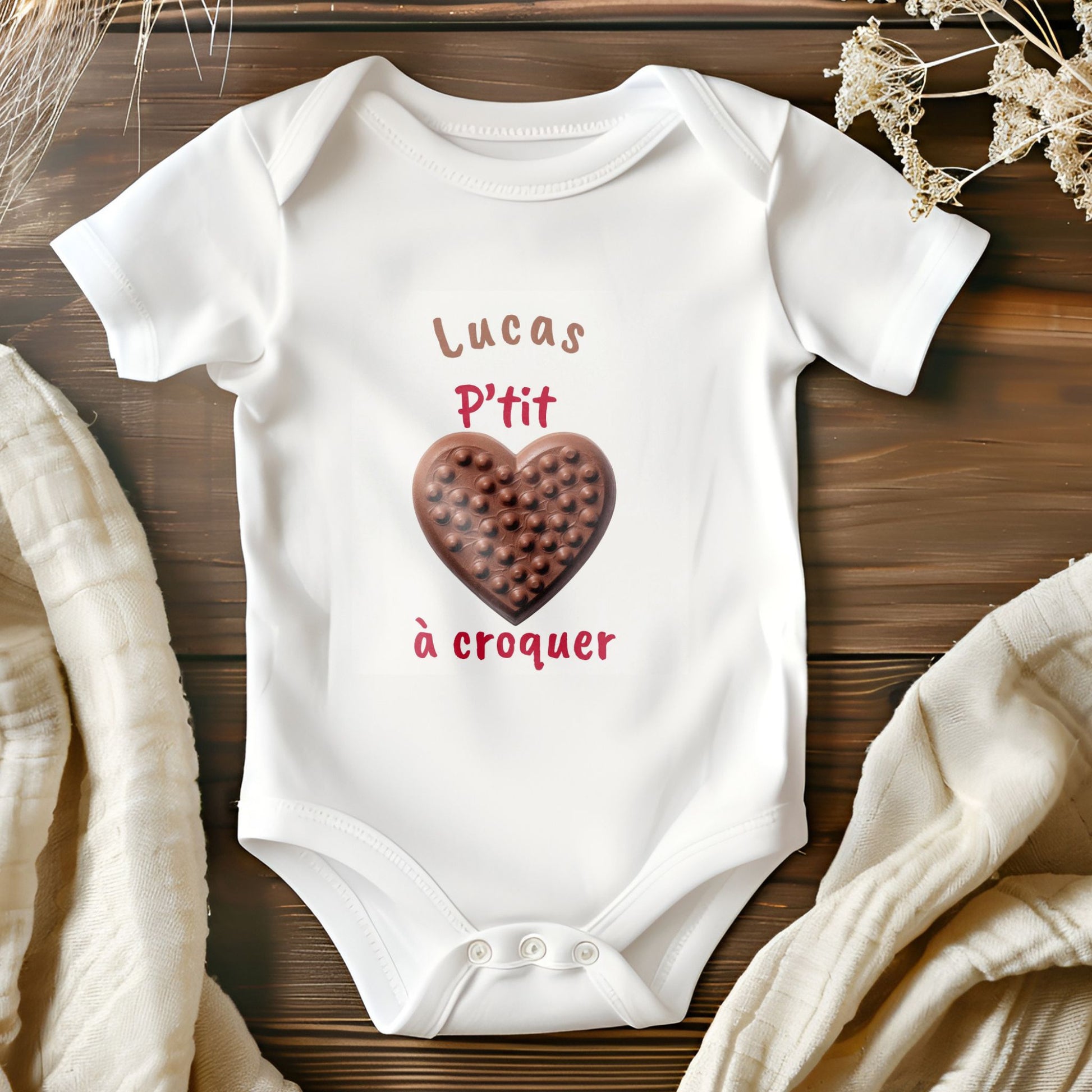 Body bébé personnalisé en coton blanc, confortable et craquant avec un design tendre.