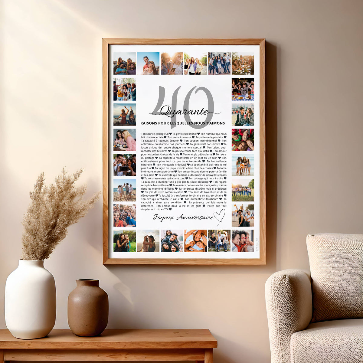 Affiche personnalisée 40 raisons pour ses 40 ans, entourée de photos souvenirs, dans un cadre en bois naturel accroché au mur.