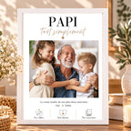 Cadeau papi avec photo de grand-père et ses petits-enfants, affiche personnalisée Papi tout simplement dans un cadre blanc.