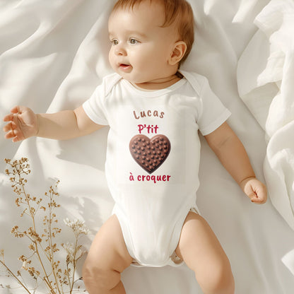 Gros plan sur le body "P'tit Cœur à Croquer", idéal pour un cadeau de naissance.