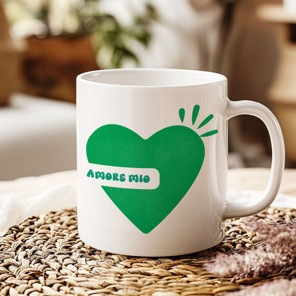 Gros plan sur le mug Amore Mio, personnalisable avec un prénom ou un mot tendre.