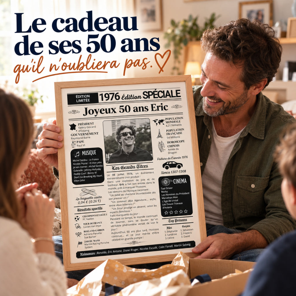 Homme souriant découvrant son cadeau d'anniversaire 50 ans : un journal personnalisé avec sa photo, son prénom et les souvenirs de 1976.