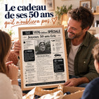 Homme souriant découvrant son cadeau d'anniversaire 50 ans : un journal personnalisé avec sa photo, son prénom et les souvenirs de 1976.