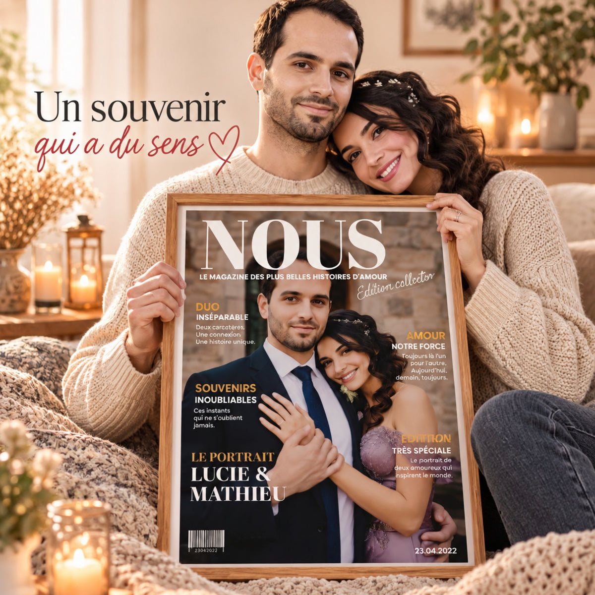 Couple souriant tenant son affiche magazine NOUS personnalisée 