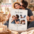 Couple échangeant un baiser et tenant son affiche personnalisée avec photos dans un cadre blanc, idée cadeau romantique.