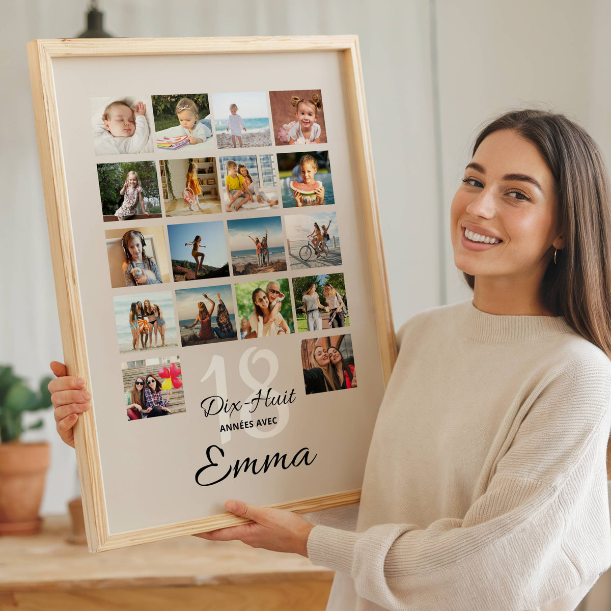 Jeune femme tenant une affiche photo personnalisée pour les 18 ans, composée de souvenirs d'enfance et d'un prénom