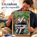 Papa souriant tenant une affiche cinéma personnalisée Super Papa avec photo d’un père et de sa fille, présentée dans un cadre en bois clair.