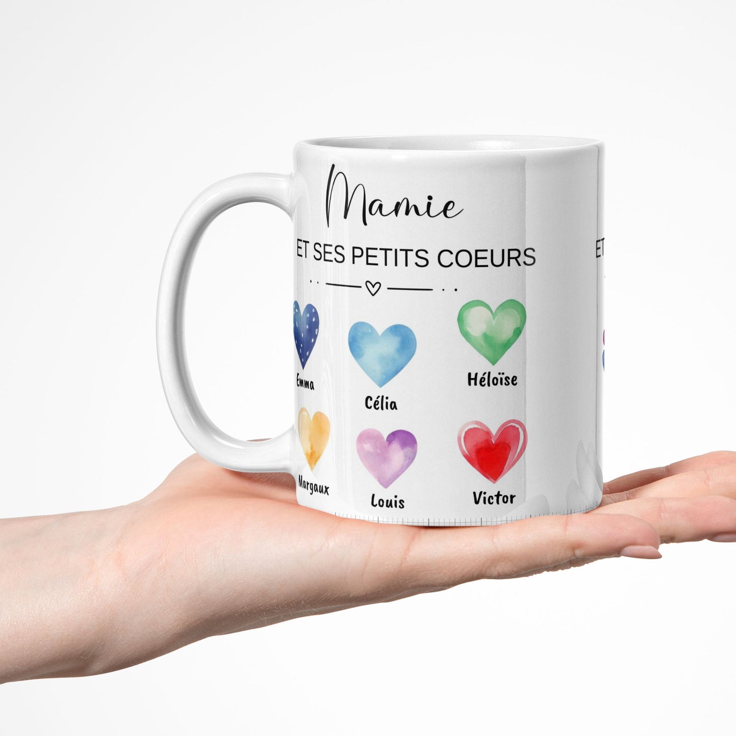 Gros plan sur les cœurs et prénoms inscrits sur le mug
