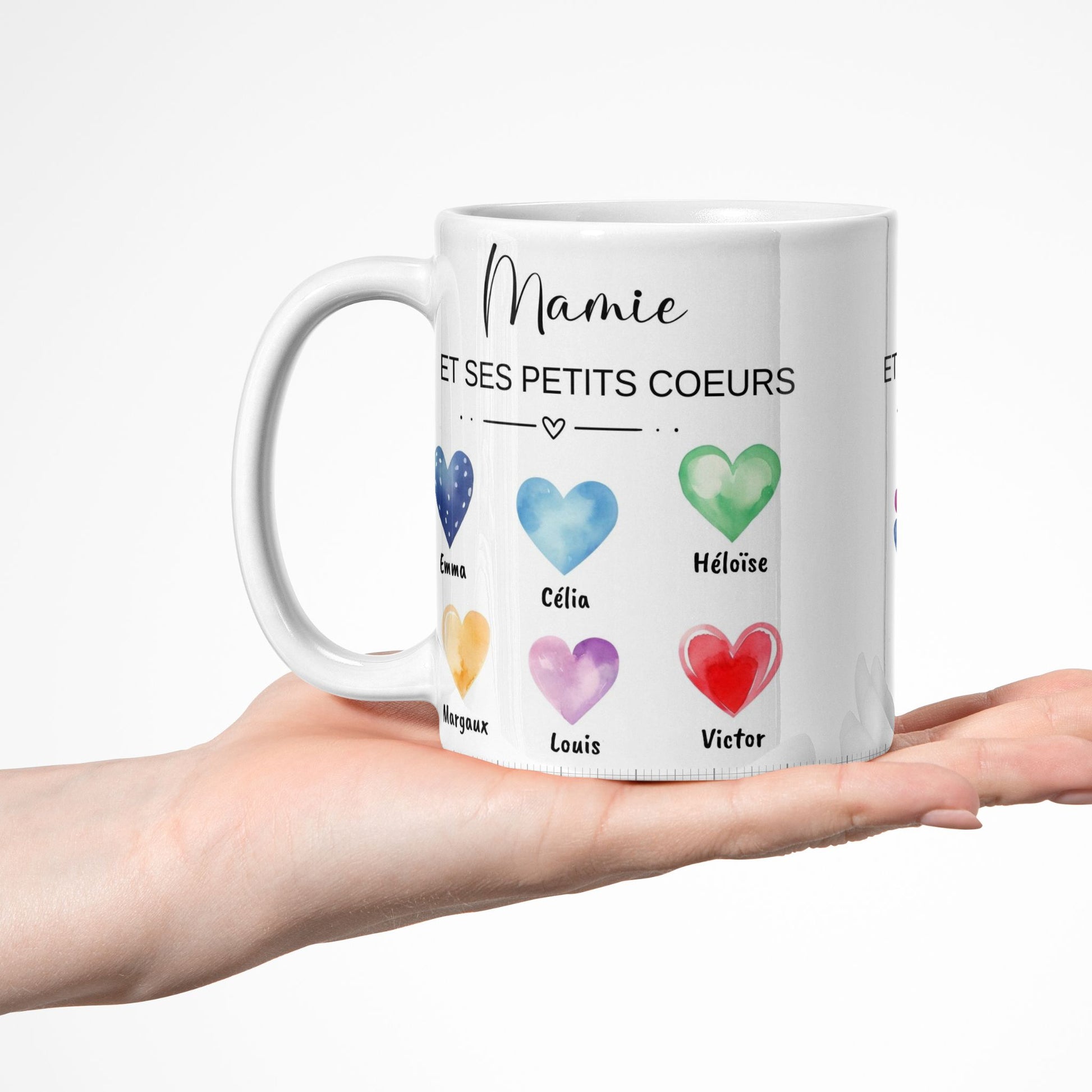 Gros plan sur les cœurs et prénoms inscrits sur le mug

