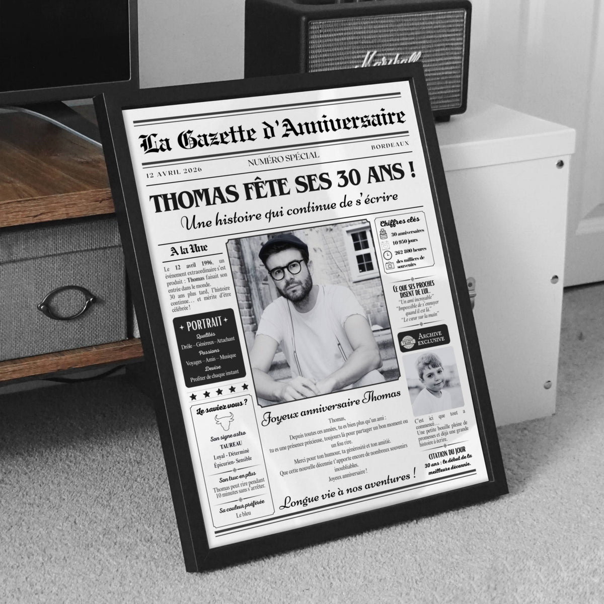 Gazette personnalisée pour un anniversaire de 30 ans, avec portrait et photo d'enfance, dans un cadre noir au style vintage.