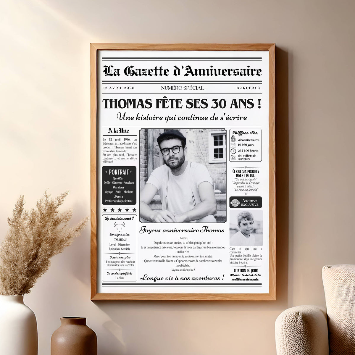 Affiche journal anniversaire 30 ans homme avec photos et texte personnalisé, présentée dans un cadre noir sur une console ensoleillée.