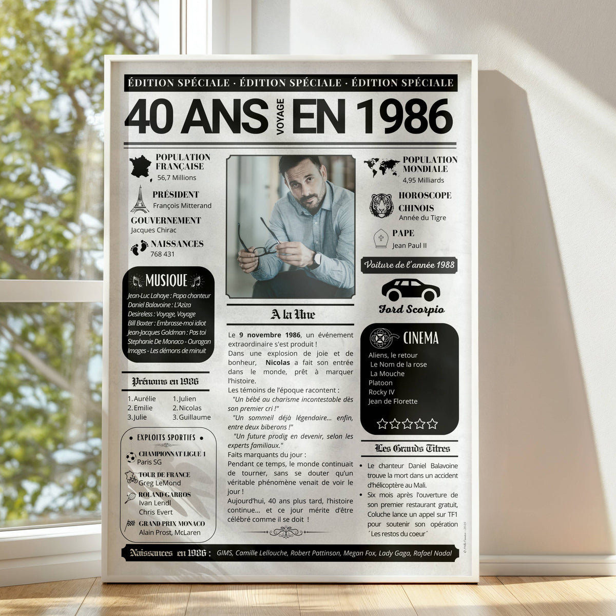 Cadeau 40 ans homme original : journal de naissance 1986 avec photo personnalisée, encadré en blanc près d'une fenêtre.