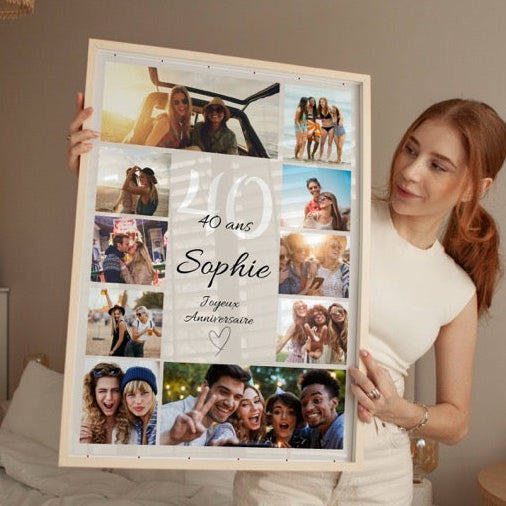 Femme souriante tenant une affiche personnalisée pour un anniversaire de 40 ans, avec photos souvenirs et prénom  dans un cadre bois.