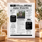 Affiche journal anniversaire 50 ans homme personnalisée, présentée dans un cadre blanc avec décoration chaleureuse et fleurs.
