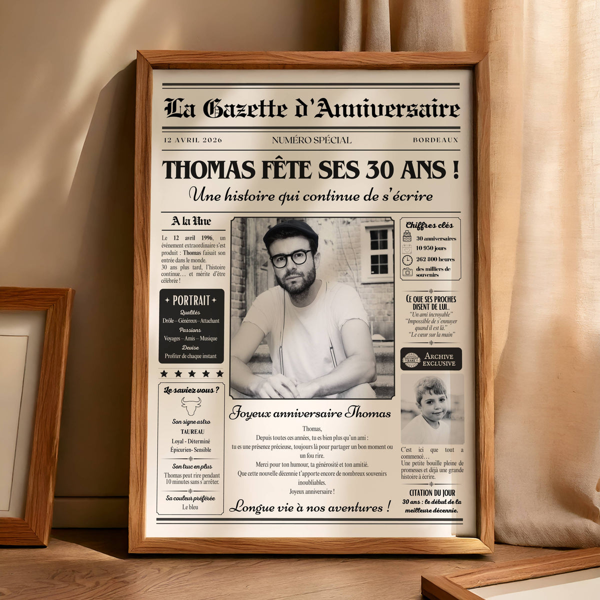 Idée cadeau pour les 30 ans d'un homme : affiche anniversaire personnalisée avec prénom et photos, encadrée en bois naturel.