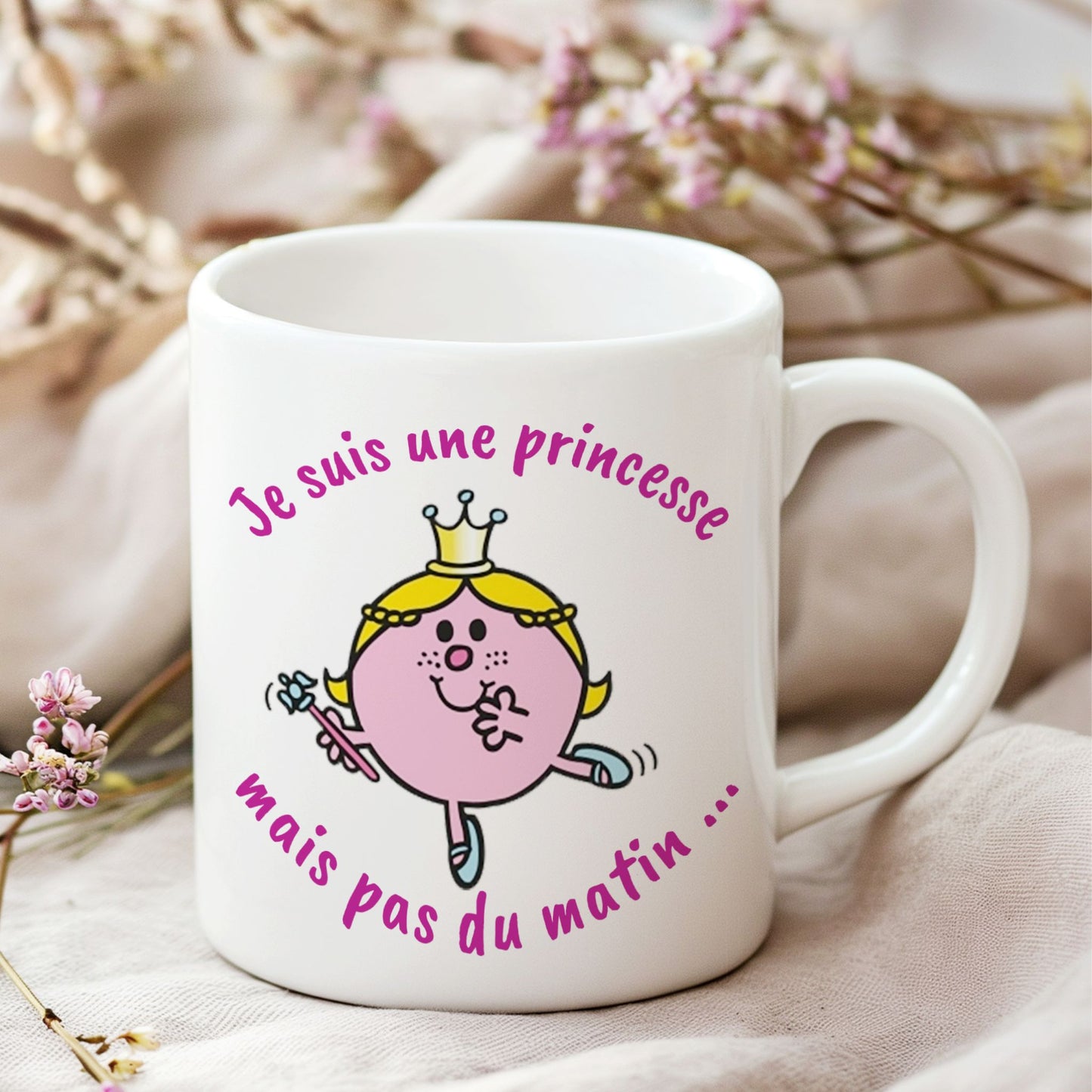Mug humoristique en céramique emballé, prêt à être offert comme cadeau original.
