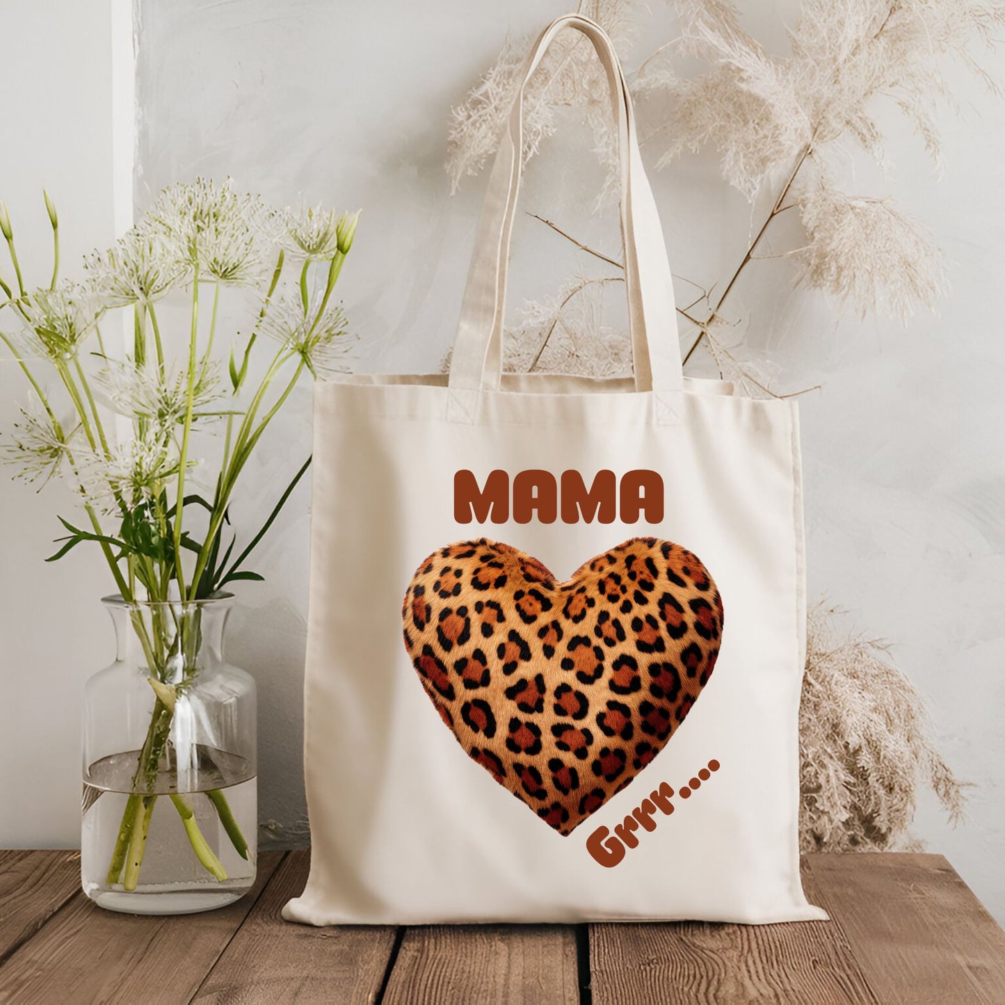 Tote bag léopard utilisé pour transporter des courses et des accessoires.