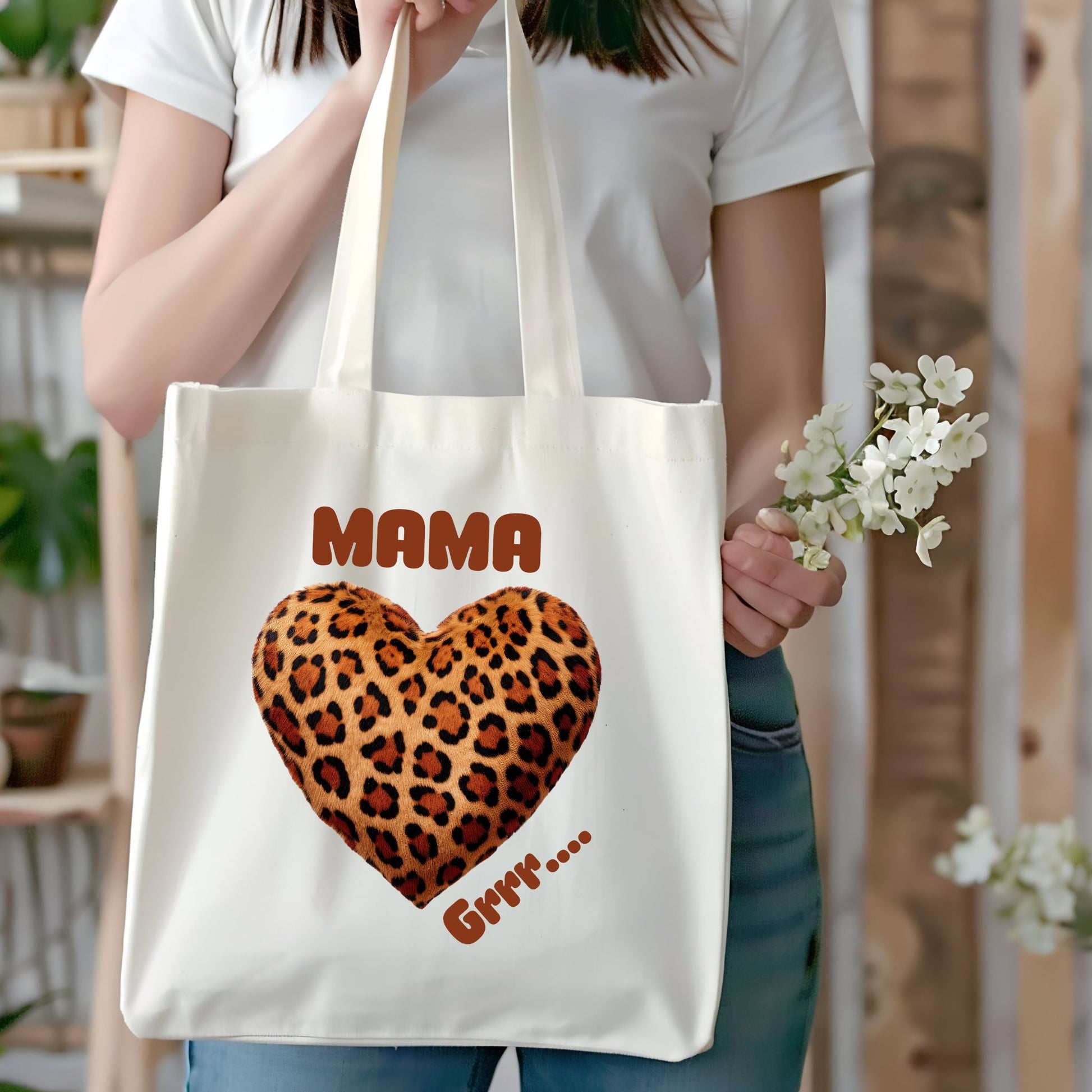 Femme portant le tote bag "La Mama Gr... Léopard" pour une sortie quotidienne.