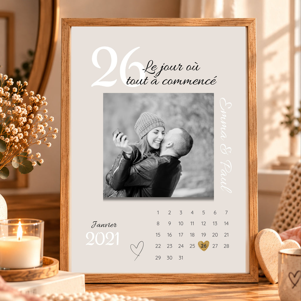Affiche personnalisée couple avec calendrier de rencontre dans un cadre en bois clair