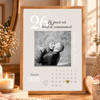 Affiche personnalisée couple avec calendrier de rencontre dans un cadre en bois clair