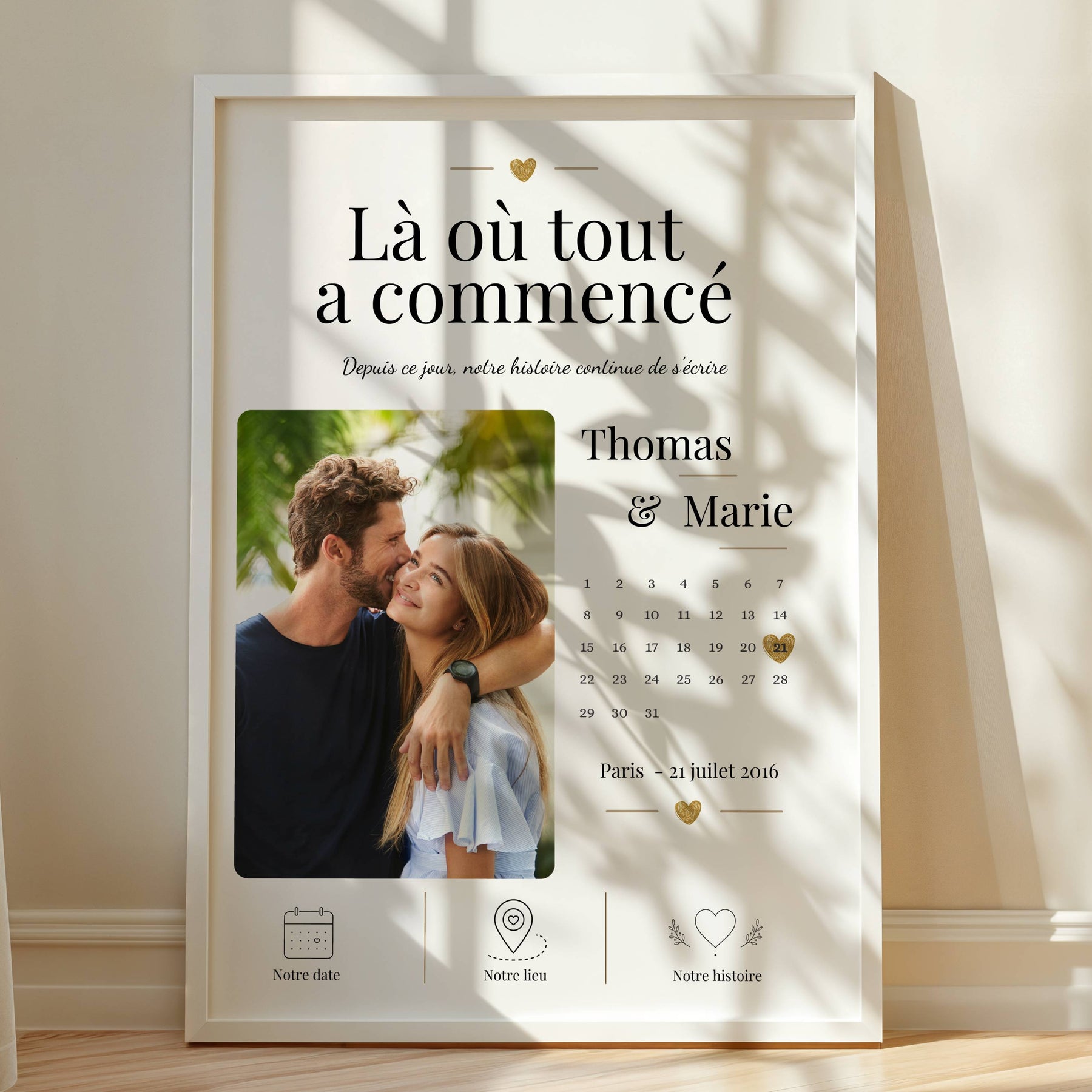 Calendrier personnalisé avec date marquée d’un cœur sur une affiche couple, souvenir romantique à offrir.