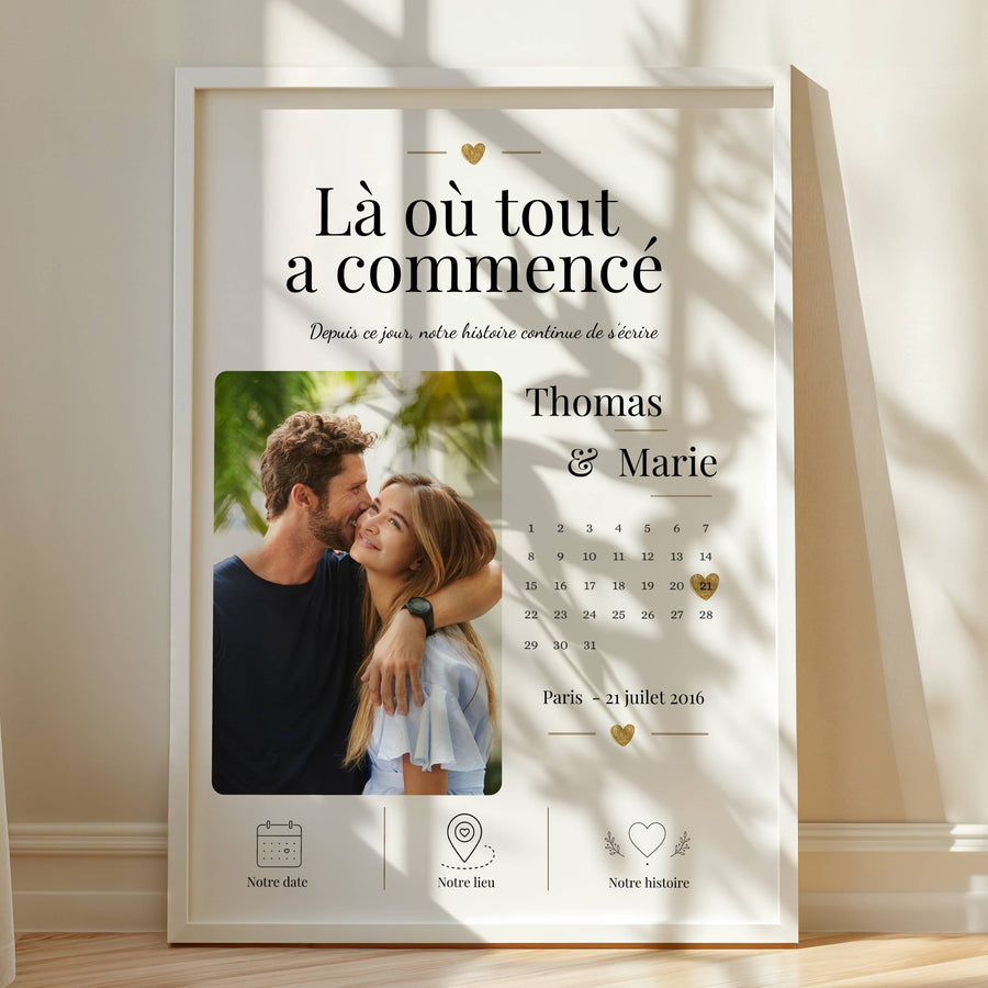 Calendrier personnalisé avec date marquée d’un cœur sur une affiche couple, souvenir romantique à offrir.