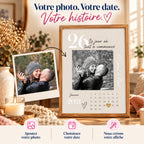 Affiche personnalisée couple avec calendrier de rencontre dans un cadre en bois clair