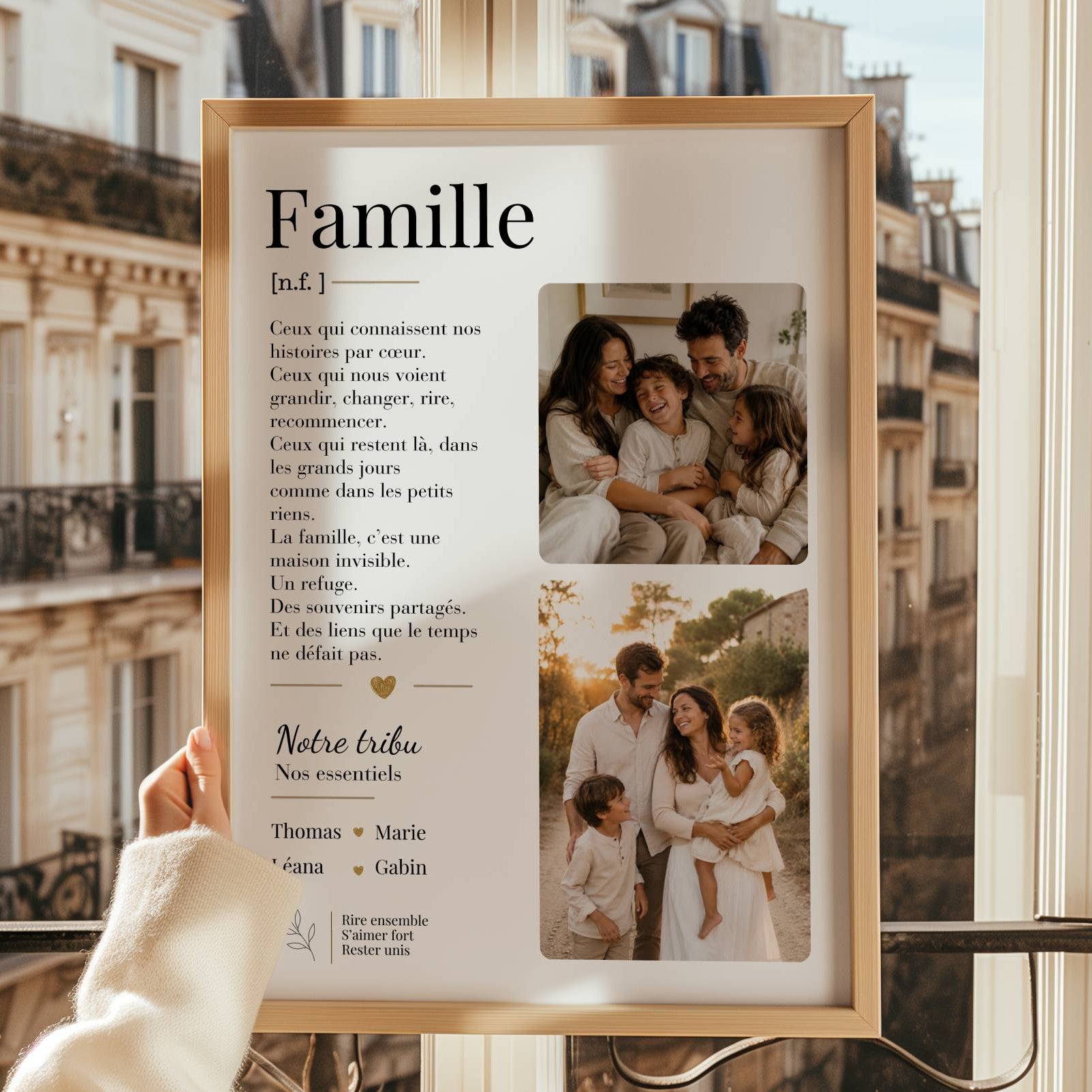 Photo de famille intérieure sur affiche personnalisée, idée cadeau cocon familial avec prénoms et souvenirs.